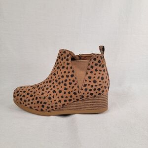 NWT TOMS Youth Kelsey Toffee Leopard Wedge Booties Size 4